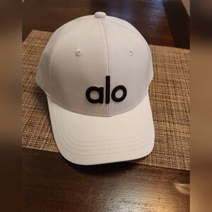 Alo Yoga Performance Off-Duty Cap White with black letters